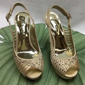 Striking Neutral Platforms with Stones. Kisscat